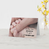 ファースト・ファースト・ファーザーの日にベビーを手に取った息子 カード (黄色い花)