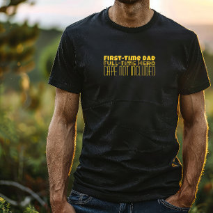ファースト・ファースト・ファースト・デーのイエローレターのユーモア Tシャツ