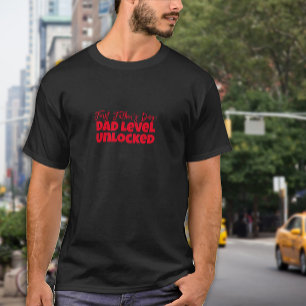 ファースト・ファースト・ファースト・デーのレッドレターのユーモア Tシャツ