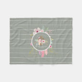 ファースト・ホーリー・コミュニオン・フローラ・クロス・ガールズ・セージ・ピンク フリースブランケット (正面(横))