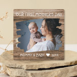 ファースト・マザーズ・デイ新しいママベビー写真Keepsake Wood フォトプラーク<br><div class="desc">可愛い最初の母の日写真フレームのプラーク新しい母の幸せな母の日を望む！新しい母親とベビー写真と年でパーソナライズ。</div>