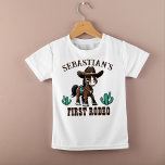 ファースト・ロデオかわいいカウボーイの馬の誕生日パーティー ベビーTシャツ<br><div class="desc">最初のRodeoかわいいカウボーイベビーの誕生日パーティーTシャツパーソナライズされた、カウボーイズ帽とアリゾナの風景の上に飾saddleで愛らしい茶色のベビー馬の西をテーマの誕生日パーティーのための。</div>