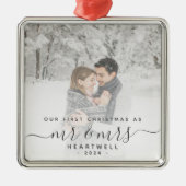 ファースト 結婚 クリスマス カスタム 写真 グレー 筆記体 メタルオーナメント (正面)