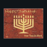 ファーノースChanukkah – インナー樺の木バークホリデーカー シーズンポストカード<br><div class="desc">はるか北からハッピーチャヌカー。樺の木の樹皮の裏側の赤みを帯びた外表面（ベトゥラ・パピリフェラ）を慎重に削り取り、下の軽く黄色がかった層を明らかにすることによって形成されるであろうチャヌカー（ユダヤ教）メノラーのデジタルレクリエーション。文字読の「Happy Chanukkah」が現れ、文字を追加する事が出来る。北州とカナダを横断するアメリカ先住民とファーストネーションの間の工芸品であ伝統的る統一された。</div>