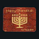 ファーノースChanukkah – 内部樺の木バークマグネティック マグネット<br><div class="desc">はるか北からハッピーチャヌカー。樺の木の樹皮の裏側の赤みを帯びた外表面（ベトゥラ・パピリフェラ）を慎重に削り取り、下の軽く黄色がかった層を明らかにすることによって形成されるであろうチャヌカー（ユダヤ教）メノラーのデジタルレクリエーション。文字読の「Happy Chanukkah」が現れ、文字を追加する事が出来る。北州とカナダを横断するアメリカ先住民とファーストネーションの間の工芸品であ伝統的る統一された。</div>