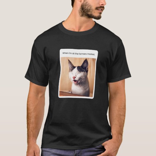 ファーマーズマーケットにいる時の猫ミーム Tシャツ (正面)