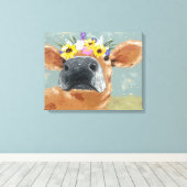 ファームおもしろい – フラワークラウン付き牛 キャンバスプリント (インサイチュ (ウッドフロア))