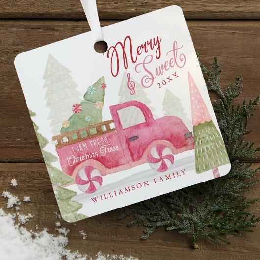 ファームの新鮮なクリスマスツリーレッドヴィンテージトラックの写真 メタルオーナメント