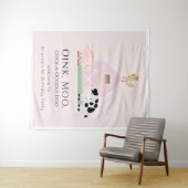 ファームアニマルズ納屋周囲の庭ガールピンク誕生日歓迎 タペストリー (インサイチュ(横))