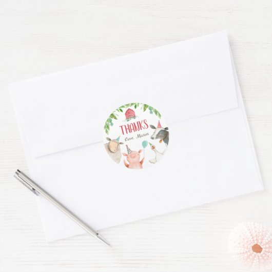 ファームアニマルズ納屋周囲の庭ボーイ誕生日メッセージカード ラウンドシール (封筒)