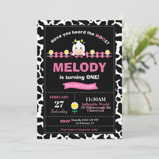 ファームアニマルズ1st誕生日パーティーガール納屋周囲の庭ピンク 招待状 (スタンド正面)