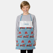 ファームアニマルズ&レッドトラクター納屋周囲の庭ボーイズパターン エプロン (着用した状態)