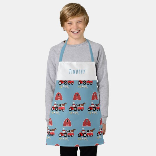 ファームアニマルズ&レッドトラクター納屋周囲の庭ボーイズパターン エプロン (着用した状態)