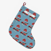 ファームアニマルズ&レッドトラクター納屋周囲の庭ボーイズパターン ラージクリスマスストッキング (正面 (吊り時))