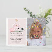 ファームアニマル納屋周囲の庭ピンクガールフォト誕生日 招待状 (スタンド正面)