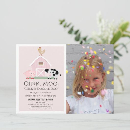 ファームアニマル納屋周囲の庭ピンクガールフォト誕生日 招待状 (スタンド正面)