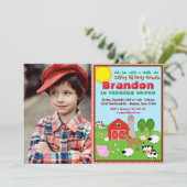 ファームアニマル納屋周囲の庭子供の誕生日写真 招待状 (スタンド正面)