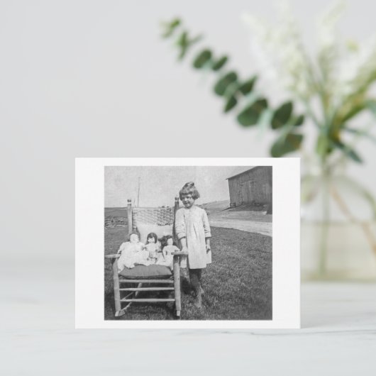 ファームガールと彼女の人形の友人のヴィンテージ ポストカード (スタンド正面)