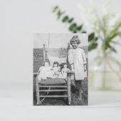 ファームガールと彼女の人形の友人のヴィンテージ ポストカード (スタンド正面)