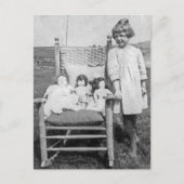 ファームガールと彼女の人形の友人のヴィンテージ ポストカード (正面)