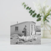 ファームガール食べ物を与えズ鶏， 1936 ポストカード (スタンド正面)