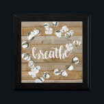 ファームハウスインスピレーション – 呼吸 ギフトボックス<br><div class="desc">Farmhouse Inspiration II by Jennifer Paxton Parker.木綿のリースと木の板の背景に沿ってキュラッシブで「呼吸」という言葉を特徴とする。</div>