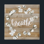 ファームハウスインスピレーション – 呼吸 マグネット<br><div class="desc">Farmhouse Inspiration II by Jennifer Paxton Parker.木綿のリースと木の板の背景に沿ってキュラッシブで「呼吸」という言葉を特徴とする。</div>