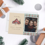 ファームハウスカントリークリスマスワンフォト シーズンカード<br><div class="desc">この写真クリスマスカードは、ニュートラルなベージュの背景に居心地の良い田舎のデザインを備えている。赤と緑の格子模様は、これらのフェスティバルとおもしろいを作る。パーソナカスタマイズリゼーション機能を使用して</div>