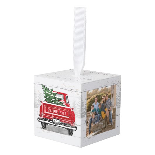 ファームハウスクリスマスヴィンテージレッドトラックファミリーフォト キューブオーナメント (正面アングル)