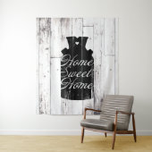 ファームハウススタイルの白い木製の素朴なミルクピッチャー　ホームスイート タペストリー (インサイチュ)