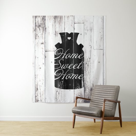 ファームハウススタイルの白い木製の素朴なミルクピッチャー　ホームスイート タペストリー