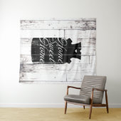 ファームハウススタイルの白い木製の素朴なミルクピッチャー　ホームスイート タペストリー (インサイチュ(横))