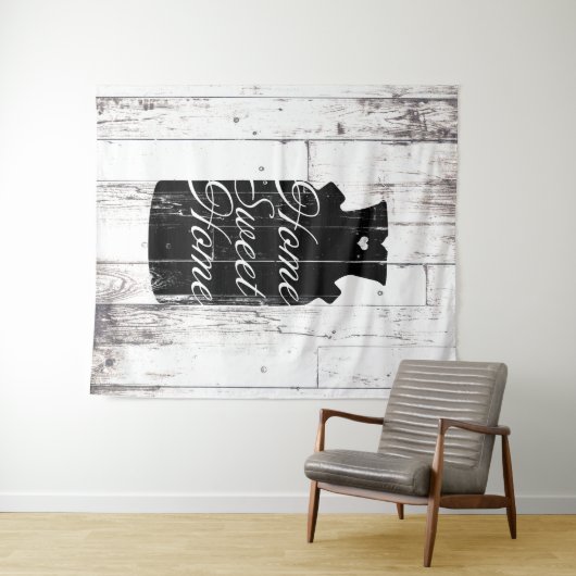 ファームハウススタイルの白い木製の素朴なミルクピッチャー　ホームスイート タペストリー (インサイチュ(横))