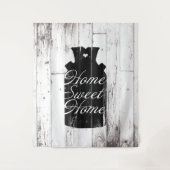 ファームハウススタイルの白い木製の素朴なミルクピッチャー　ホームスイート タペストリー (正面)