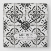 ファームハウスダマスクタイルパターンウッドファミリー名 スクエア壁時計 (正面)