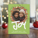 ファームハウスベリーリースで撮影 – Joy Red Green シーズンカード<br><div class="desc">クリスマスモダンリースと挨拶を持つデザイン。ホリーベリーとトリグリースのフラットアートスケッチは、おもしろい写真とクリスマスグリーティングを強調している。</div>
