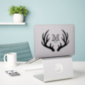 ファームハ素朴ウスブラックディアー〔雄ジカの〕枝角&モノグラム シール (デスク上のノートパソコン)