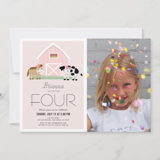 ファーム納屋周囲の庭ピンクガールフォト誕生日 招待状 (正面)