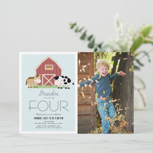 ファーム納屋周囲の庭ブルーボーイフォト誕生日 招待状 (スタンド正面)