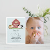 ファーム納屋周囲の庭ブルーボーイフォト1st誕生日 招待状 (スタンド正面)