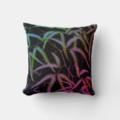 ファーンパープル、グリーン、ピンクと黒い背景 クッション (正面)