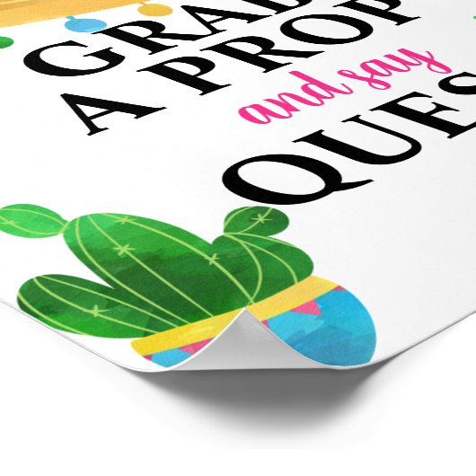 フィエスタがプロップを手に取り、QueoフォトブースでSay ポスター (角)