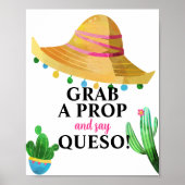 フィエスタがプロップを手に取り、QueoフォトブースでSay ポスター (正面)