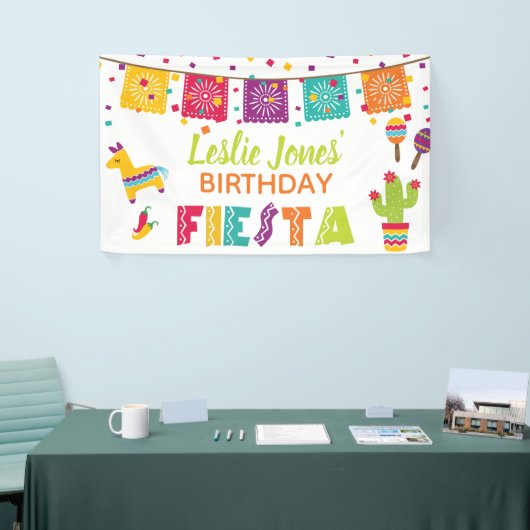 フィエスタ誕生日バナー – 白い背景 横断幕 (トレードショー)