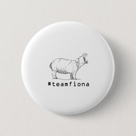 フィオナベビーのカバの#teamfionaのカバ 缶バッジ (正面)