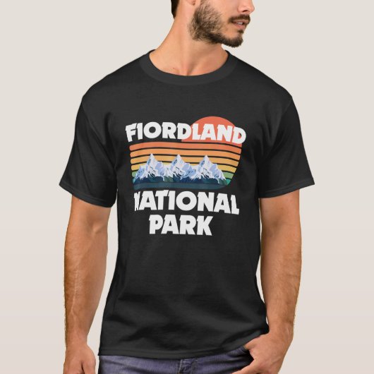 フィオルドランド国立公園ニュージーランド観光客ハイキング Tシャツ (正面)