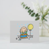 フィギュアの男の子とお誕生日ケーキの贈り物 ポストカード (スタンド正面)