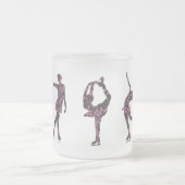 フィギュアスケート選手のパターンによって曇らされるマグ フロストグラスマグカップ (中央)