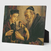 フィクラ類を少年の腕に結ぶラビ フォトプラーク (側面)