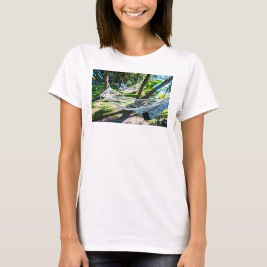 フィジーのビーチのハンモック Tシャツ (正面)